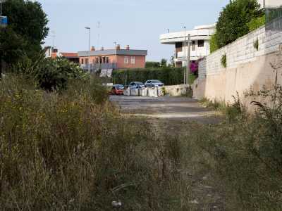 ...si interrompe bruscamente, lasciando il posto all�asfalto